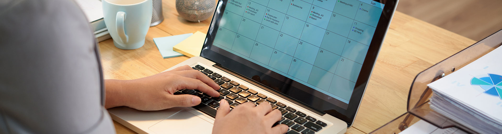 mulher mexendo em notebook com calendário na tela verificando se o seguro de vida tem validade